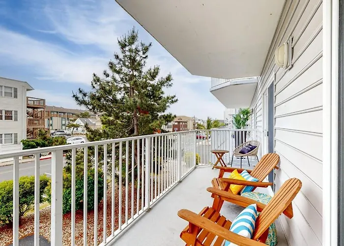 Newly Updated Steps From The With Balcony Shared Rooftop Pool Holiday home Ocean City