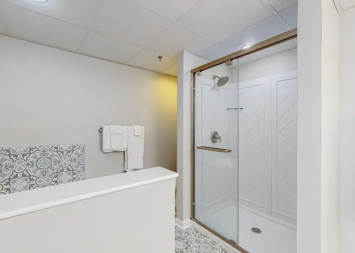 Newly Updated Steps From The With Balcony Shared Rooftop Pool Holiday home *