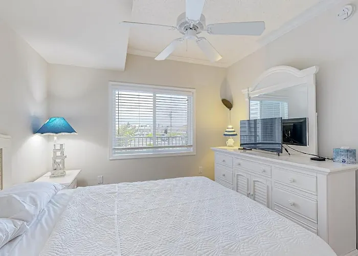 Newly Updated Steps From The With Balcony Shared Rooftop Pool Ocean City